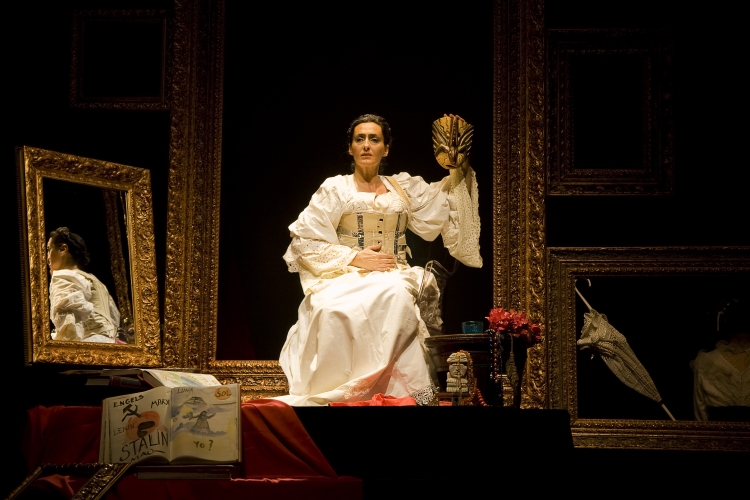 Viva la vida! – Frida Kahlo secondo Pino Cacucci, in scena al Teatro La Venere di Savignano sul Panaro, gestito dalla cooperativa Teatro Evento