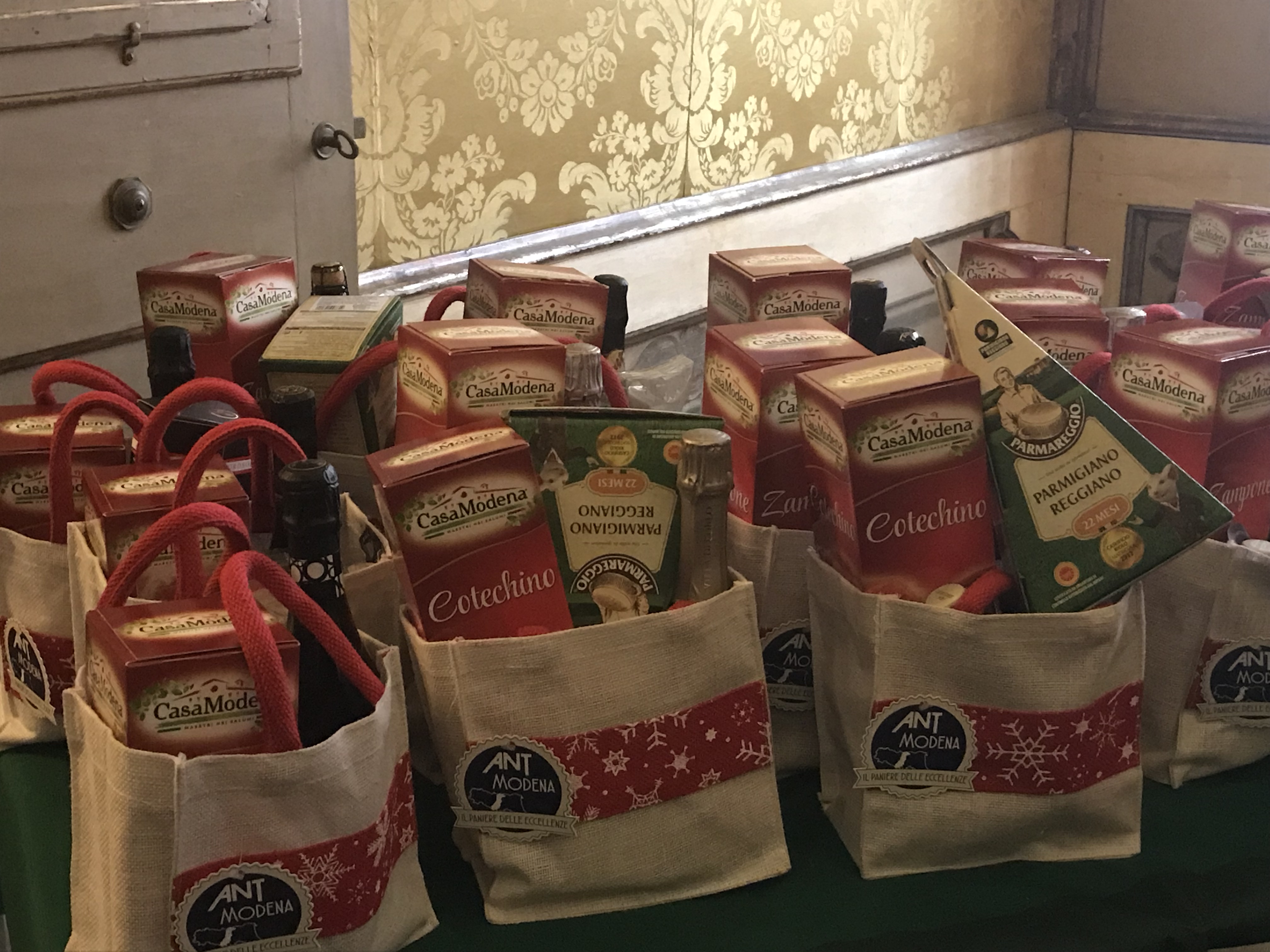 Paniere delle Eccellenze ANT a Modena per un Natale Solidale, grazie anche a Cantine Riunite&Civ, Grandi Salumifici Italiani e Granterre-Parmareggio