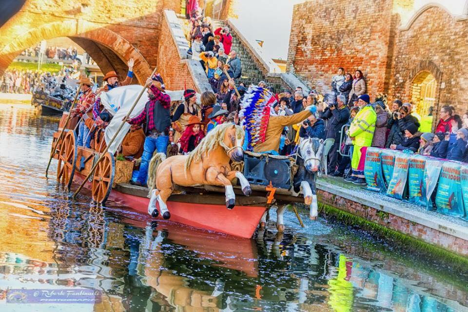 Carnevale sull’acqua: domenica 24 febbraio e 3 marzo torna a Comacchio la parata di barche allegoriche organizzata dalla cooperativa sociale Girogirotondo