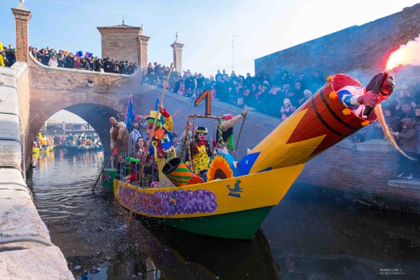Carnevale sull’Acqua: torna a Comacchio il 16 e 23 febbraio la successiva sfilata di barche allegoriche, organizzata dalla coop sociale Girogirotondo
