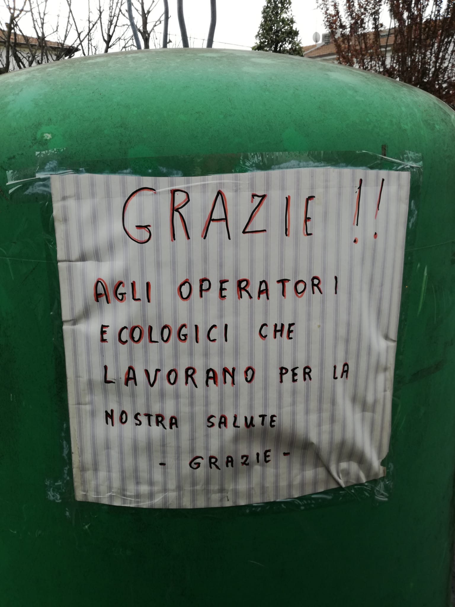 “Grazie per il vostro lavoro”: sono i messaggi raccolti dagli operatori ecologici della cooperativa Brodolini