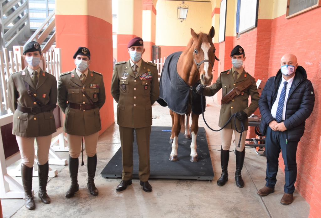 Cooperativa Bilanciai dona all’Accademia  Militare una bilancia speciale per pesare i cavalli