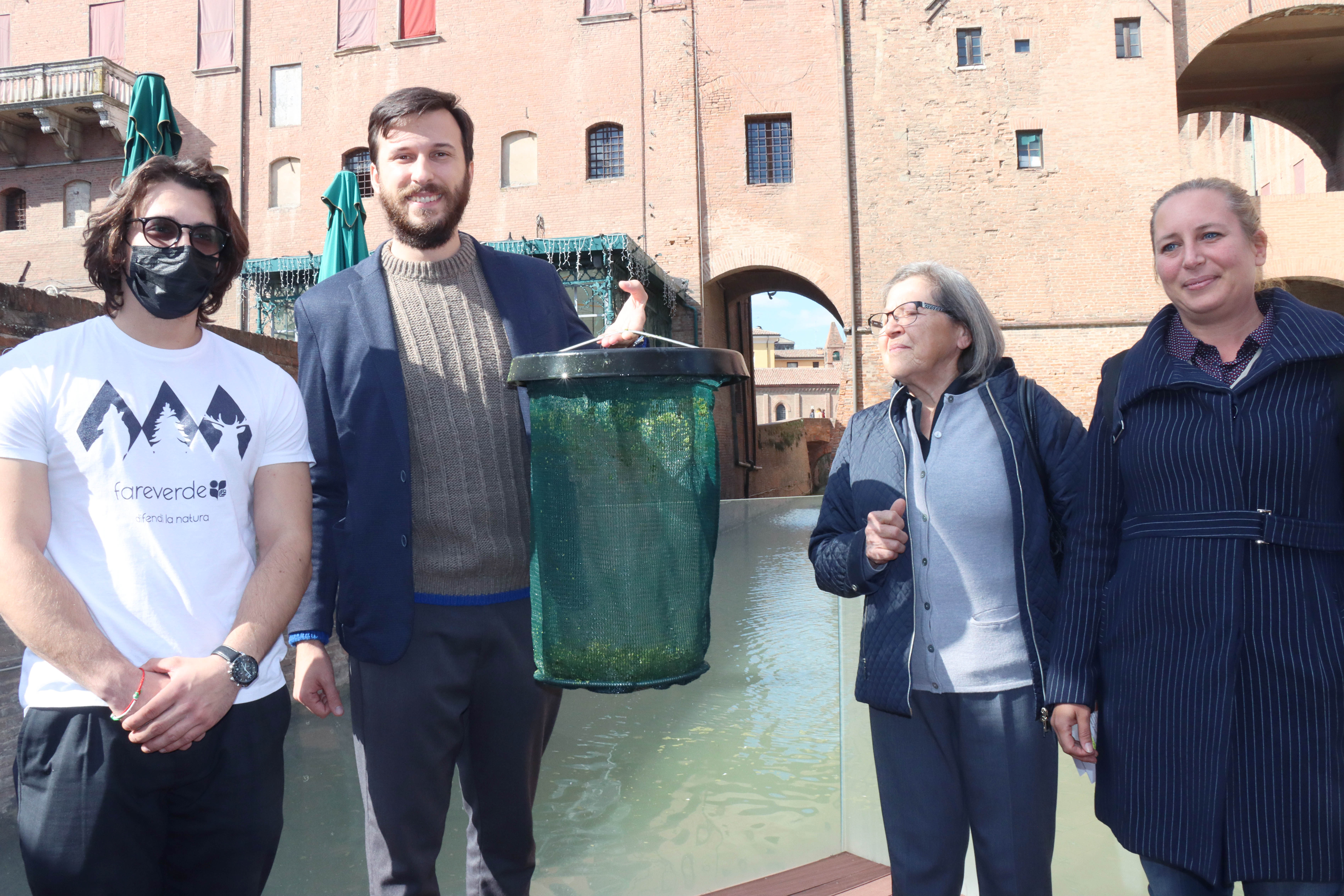 Nel fossato del Castello Estense arriva Seabin, il dispositivo ‘mangiarifiuti’ installato grazie a Coop