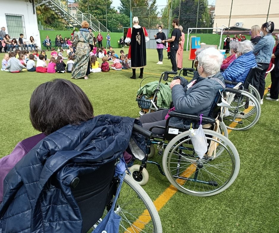 Gli ospiti della residenza CIDAS Mantovani in visita ai piccoli della Divina Provvidenza per giocare al Palio