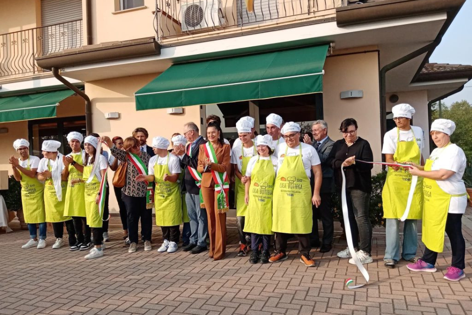 Inaugura casa e bottega, in cucina e in sala i giovani con disabilità